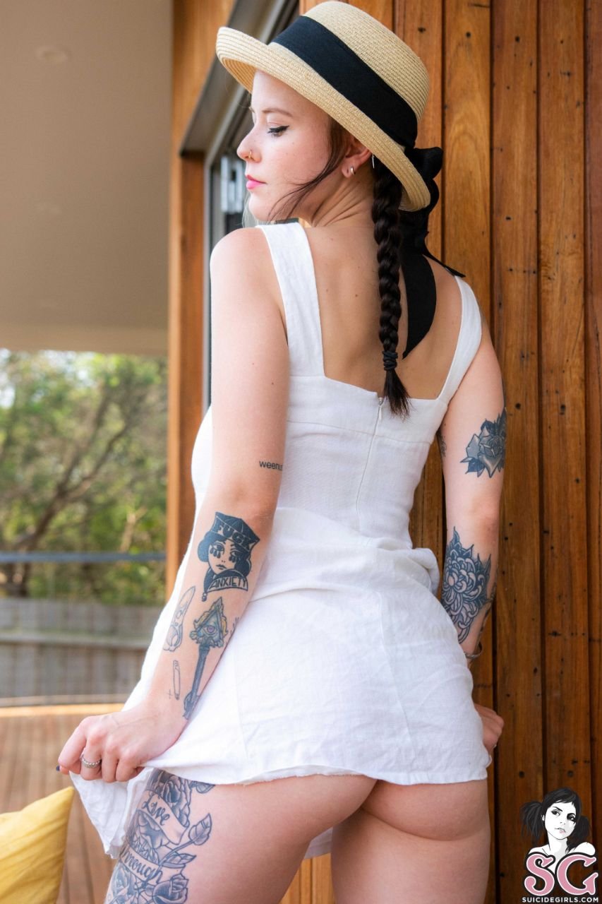 Suicidegirls-Bud-fiddle fig #FVUyJxLN