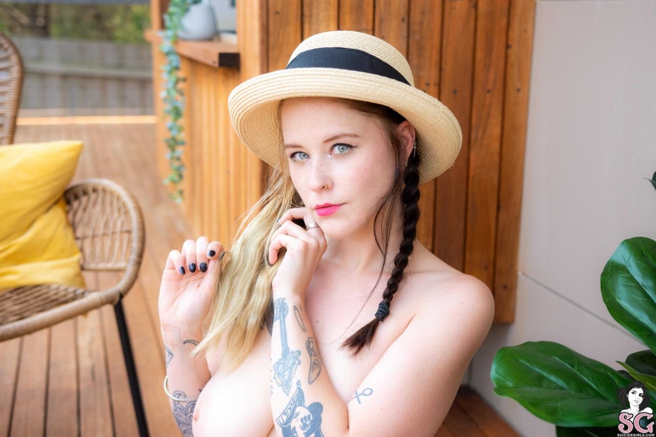 Suicidegirls-Bud-fiddle fig #brABWnwB