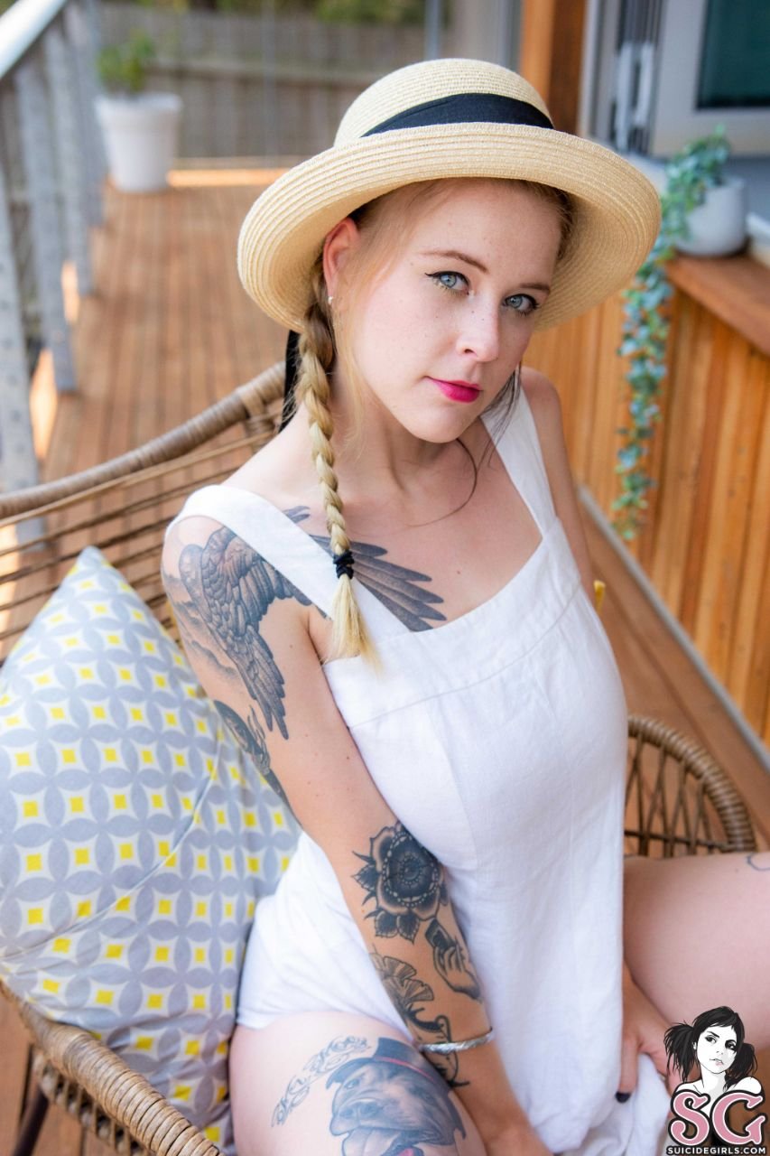 Suicidegirls-Bud-fiddle fig #uUc1ee2r